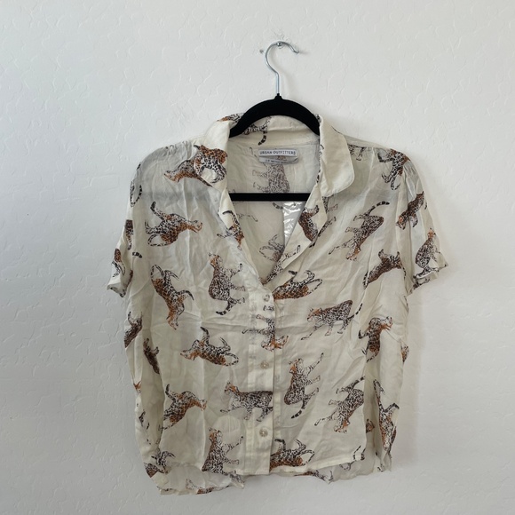 ⭐️ UO Printed Button Down Shirt Leopard Cheetah Cat Hipster Artsy Trendy Blouse - Picture 2 of 5